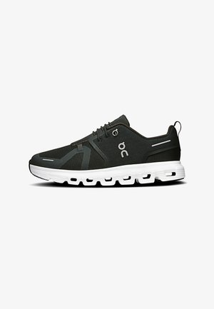 Scarpa da corsa nera leggera con suola bianca ammortizzata e tomaia in mesh traspirante, dotata di chiusura con lacci e logo del marchio sul lato.
