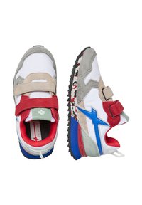 Sneakers con una parte superiore in mesh bianco, dettagli in suede grigio e beige, fibbie in velcro rosse, un logo blu sul lato e una suola intermedia con motivo. Suola in gomma.