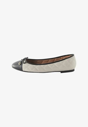 Ballet flat con punta in pelle nera, corpo beige imbottito e dettaglio decorativo a fiocco. Profilo slim e texture liscia.