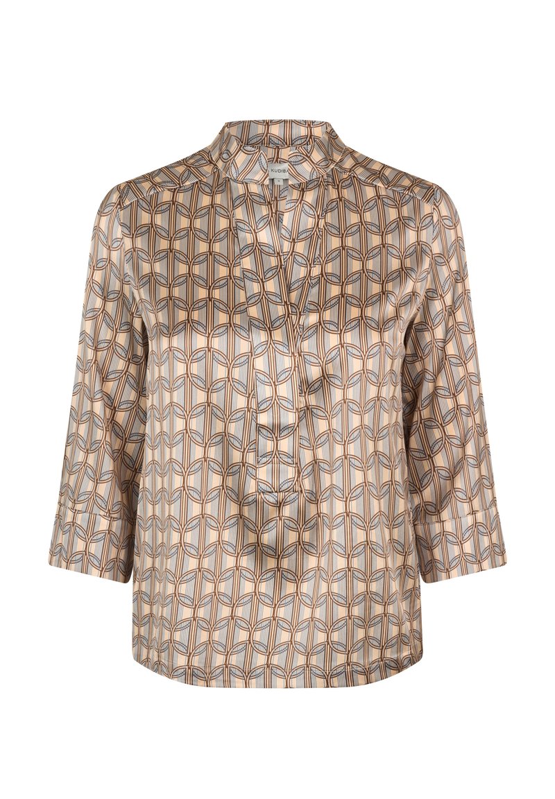 Blusa a fantasia con maniche a tre quarti, caratterizzata da un disegno geometrico nei colori beige, marrone e blu. Tessuto liscio e scollo senza colletto.