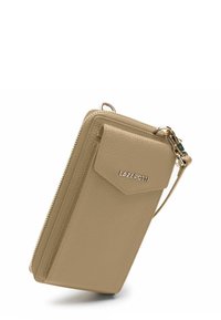 Cartera de cuero beige con una superficie texturizada, cierre de cremallera y una correa de muñeca adjunta. Presenta un bolsillo en la solapa frontal y un detalle de logo.