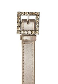 Cinturón beige metálico con una hebilla cuadrada adornada con pedrería. Textura lisa con bordes cosidos y una sola presilla para ajustar.