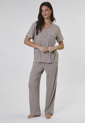 Lichtbruine pyjamaset met korte mouwen, bestaande uit een knoopsluiting bovenstuk en bijpassende lange broek. Kenmerkt zich door witte piping langs de randen en een enkele borstzak.