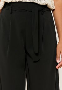 LolaLiza IN CREPE - Hlače - black
