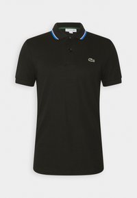 Polo noir à manches courtes avec deux boutons, rayures bleues et roses sur le bord du col, et petit logo crocodile vert sur le côté gauche de la poitrine.