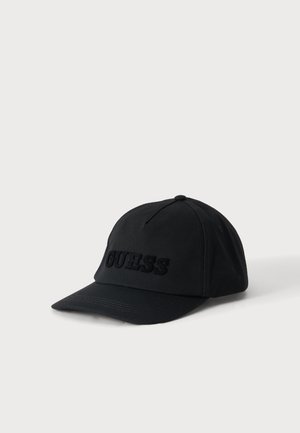 Casquette de baseball noire avec une visière courbée et un logo brodé en relief "GUESS" sur le devant, présentée sur un fond clair uni.