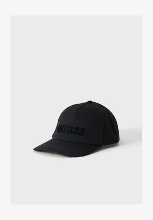 Schwarze Baseballkappe mit gebogenem Schirm und erhöht gesticktem "GUESS"-Logo auf der Vorderseite, dargestellt vor einem einfachen hellen Hintergrund.