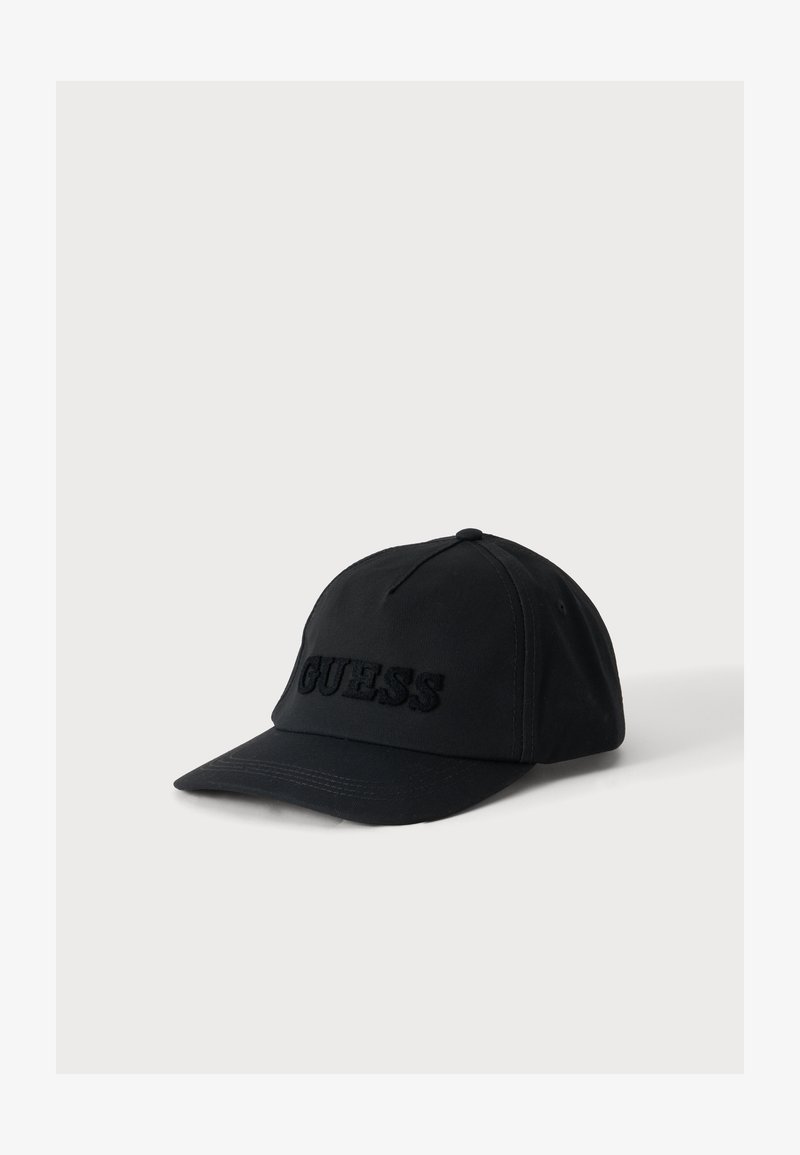 Casquette de baseball noire avec une visière courbée et un logo brodé en relief "GUESS" sur le devant, présentée sur un fond clair uni.