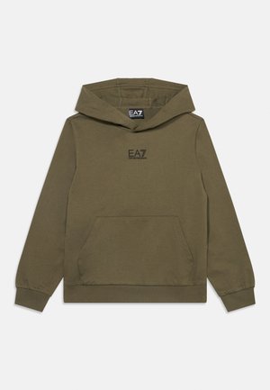Bluza z kapturem w kolorze oliwkowej zieleni z przednią kieszenią i logo EA7 Emporio Armani na środku klatki piersiowej.