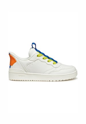 Witte leren sneaker met een gestructureerde zool, blauwe veters en groene accenten; een oranje hieltab geeft een vleugje kleur. Rubberen buitenzool voor grip.