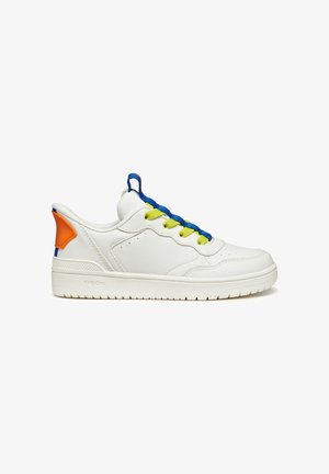 Zapatilla blanca de cuero con suela texturizada, cordones azules y acentos verdes; la lengüeta del talón naranja añade un toque de color. Suela de goma para agarre.