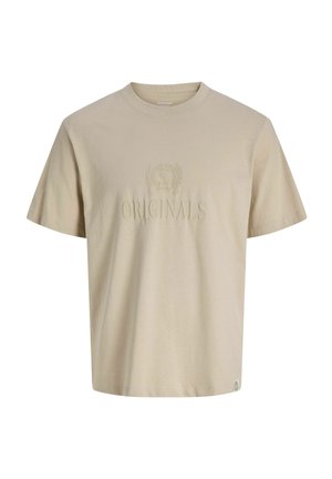 Beżowy t-shirt z krótkim rękawem i okrągłym dekoltem z wytłoczonym napisem "ORIGINALS" oraz emblemą wieńca laurowego na środku klatki piersiowej.