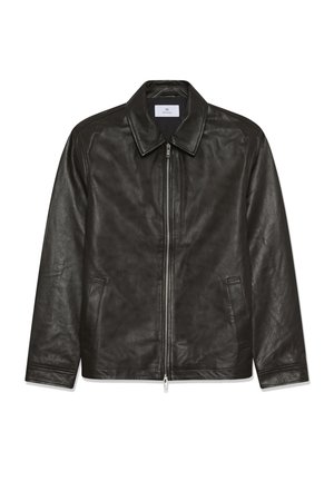 Črna usnjena jakna z zadrgo spredaj, razširjenim ovratnikom in dvema stranskima žepoma, prikazana na belem ozadju.