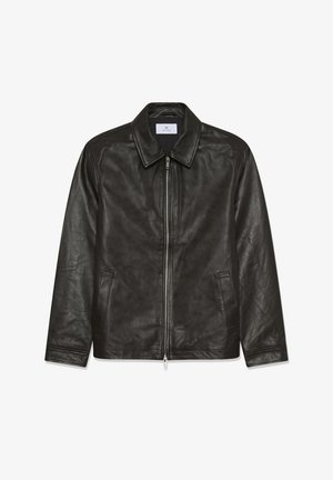 Črna usnjena jakna z zadrgo spredaj, razširjenim ovratnikom in dvema stranskima žepoma, prikazana na belem ozadju.