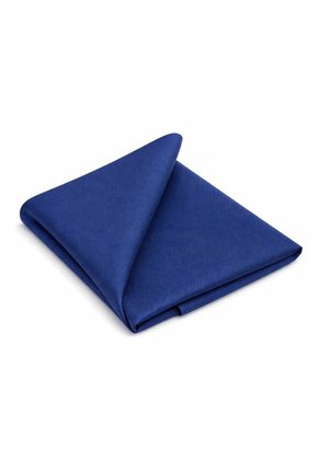 Blauw microvezeldoek diagonaal gevouwen op een witte achtergrond, met zicht op gestructureerde stof en een licht opgetilde hoek.