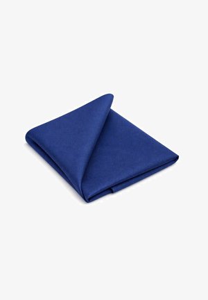 Blauw microvezeldoek diagonaal gevouwen op een witte achtergrond, met zicht op gestructureerde stof en een licht opgetilde hoek.