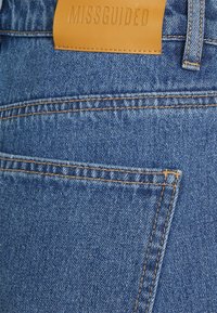 Missguided Petite RIOT KNEE RIP MOM MID WASH - Calças de ganga de corte relaxado - blue