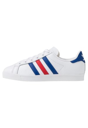 Białe trampki niskie z niebieskimi i czerwonymi paskami, białymi sznurówkami oraz niebieską zakładką na pięcie z logo Adidas.