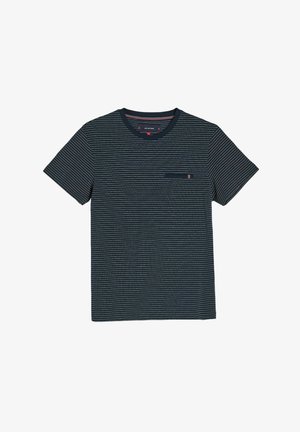 Niebieska koszulka z krótkim rękawem z białymi poziomymi paskami, z żebrowanym okrągłym dekoltem i małą kieszonką na piersi z czerwoną akcentem.