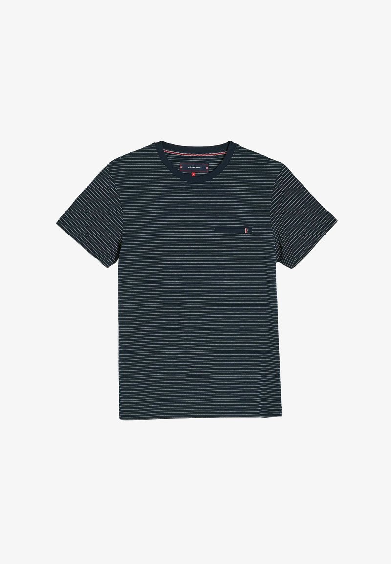 Niebieska koszulka z krótkim rękawem z białymi poziomymi paskami, z żebrowanym okrągłym dekoltem i małą kieszonką na piersi z czerwoną akcentem.