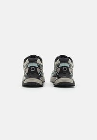 Salomon XT-PATHWAY UNISEX - Tenisky - ghost gray/arona/black