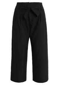 Zwarte cropped broek met een hoge taille, plooien aan de voorkant en een stoffen strikriem. Gemaakt van een glad, lichtgewicht materiaal.