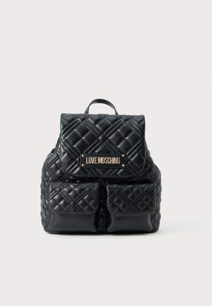 Melnā izšūta ādas mugursoma ar priekšējo vāku, divām priekšējām kabatām un logotipa plāksni. Virsma ir gluda ar matētu apdari.