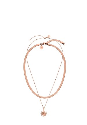 Zweischichtige Halsketten aus Roségold, eine flache Fischgrätenkette und eine dünne Kette mit sonnigem Anhänger.