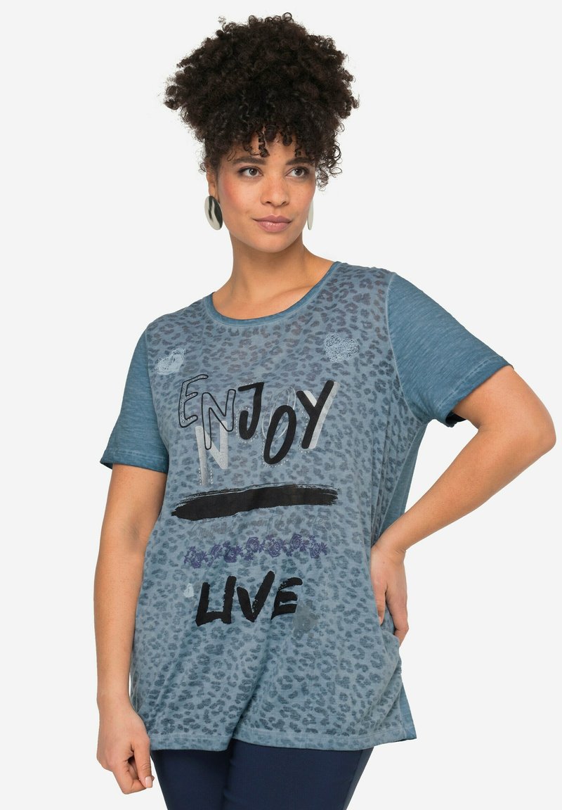Blå kortærmet t-shirt med leopardprint-design, grafisk tekst "ENJOY" og "LIVE," samt en afslappet pasform med buet kant.
