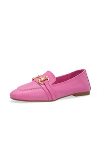 Roze leren instapper met een ronde neus, voorzien van goudkleurige hardware en stiksels. Platte zool met subtiele textuurdetails.