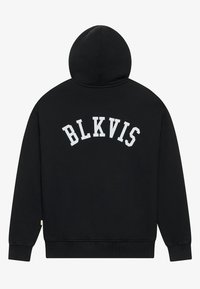 Sweat à capuche noir avec texte blanc en arc "BLKVIS" sur le haut du dos, poignets et ceinture côtelés, affiché à plat sur fond blanc.