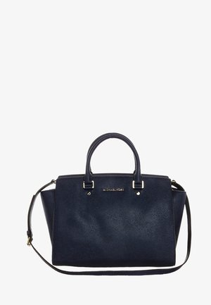 Marineblauwe leren handtas van Michael Kors met dubbele handvatten en een afneembare schouderriem, voorzien van hardware in goudkleur.