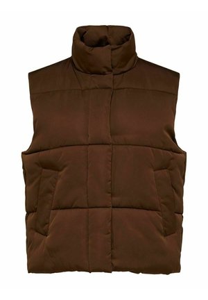 Chaleco acolchado marrón sobre un suéter ligero, combinado con pantalones de pierna ancha crema con rayas y tacones marrones puntiagudos. Texturas suaves y un look en capas.