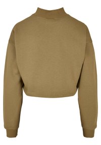 Felpa corta color marrone chiaro, con collo alto a costine, maniche lunghe e tessuto morbido in cotone con sottili costine verticali.