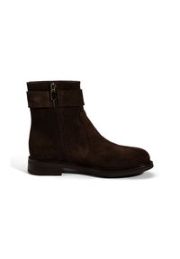 Braune Wildleder-Ankle-Boots mit einem seitlichen Reißverschluss und zwei textilen Riemen am Knöchel. Sie haben eine abgerundete Zehenform und einen stabilen niedrigen Absatz.