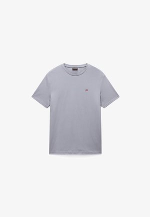 T-shirt gris clair à manches courtes et col rond avec un petit logo du drapeau norvégien sur le côté gauche de la poitrine, posé à plat sur un fond blanc.