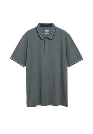 Polo gris foncé à manches courtes avec col boutonné et logo brodé subtil sur la poitrine gauche.