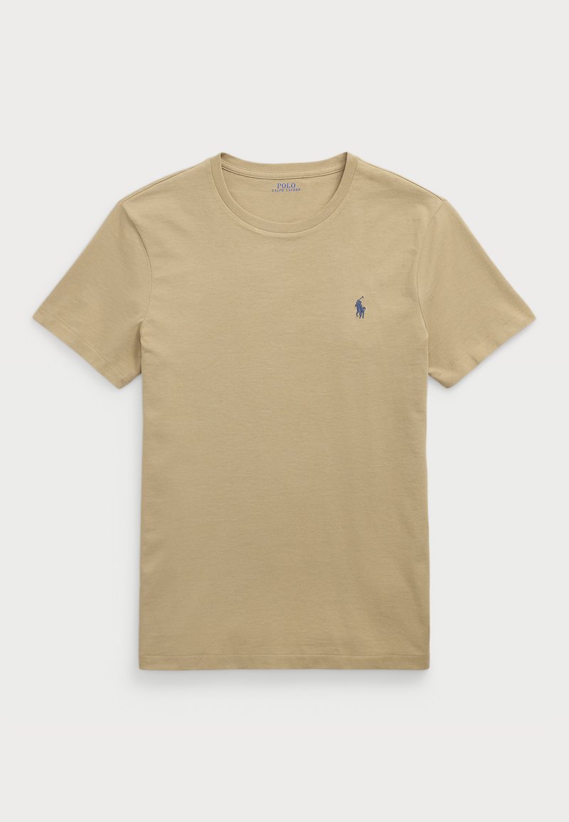 Beige katoenen t-shirt met een klassieke ronde hals, korte mouwen en een blauw logo-accent op de linkerborst. Glad textuur.