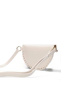 Borsa a forma di mezzaluna di colore crema con dettagli in oro lungo il bordo e una tracolla staccabile per diverse opzioni di trasporto.