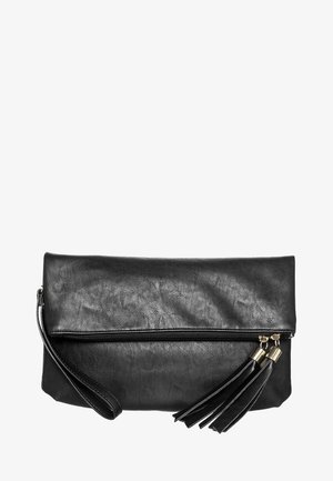 Sort læderhåndledsclutch med lynlåslukning og to lynlåsvedhæng med frynser, udstyret med en håndledsrem på en hvid baggrund.