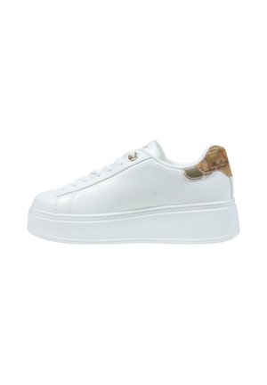 Sneaker piattaforma bianca con tomaia liscia, design con lacci e linguetta del tallone color cuoio con motivo a mappa vintage e dettagli in occhielli dorati.