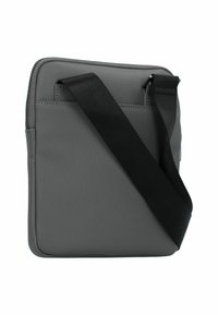 Grau Tasche aus strukturiertem Material, mit einem Reißverschluss, einem schwarzen Trageriemen und einer kleinen Fronttasche. Rechteckige Form mit abgerundeten Ecken.