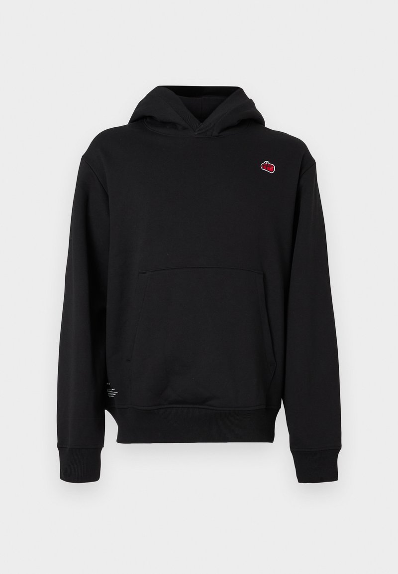 Sweatshirt à capuche noir avec poche kangourou à l'avant et petite patch rouge et blanc sur le haut gauche de la poitrine.