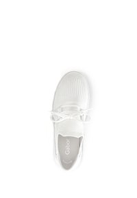 Witte sneaker met een bovenwerk van gestructureerde stof, ronde neus en striksluiting. Heeft subtiele merkidentificatie op de binnenzool en een schoon, minimalistisch ontwerp.