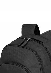 Zaino nero con texture esagonale, tasca frontale con doppia zip, spallacci imbottiti e design snello.