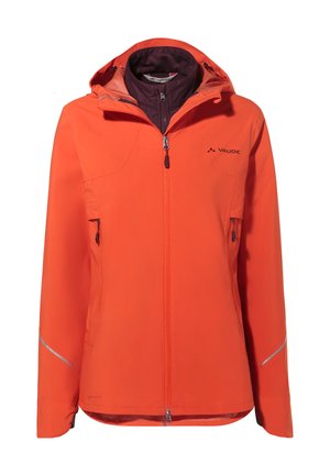 Giacca impermeabile arancione da uomo con cappuccio, dotata di due tasche frontali con zip, dettagli riflettenti e un tessuto liscio e leggero.