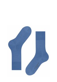 Zwei blaue Socken sind zu sehen, eine mit einem gerippten Bündchen und die andere mit einer runden Zehenpartie, beide mit dem Markennamen "Falke" darauf gedruckt.