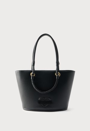 Must nahast õlakott kahe sangaga, esimesel sangal punutud detail ja südamiku kujuline reljeefne Love Moschino logo.