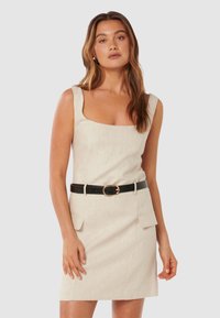 Forever New CHARLIE BELTED MINI - Etuikjole - natural