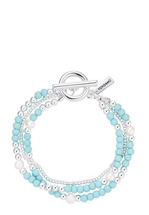 Bracciale a più fili con perle d'argento, perle tonde turchesi, perle bianche irregolari e chiusura a barra in argento con targhetta "YOKOAMI".